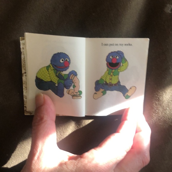 I can dress myself mini Sesame Street golden book - Picture 5 of 8